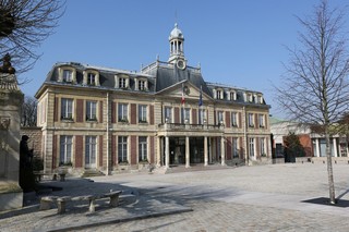 La mairie  50m de l'immeuble.